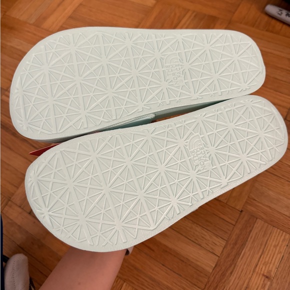 NWT mint green north face women slides size 8 - Picture 3 of 4